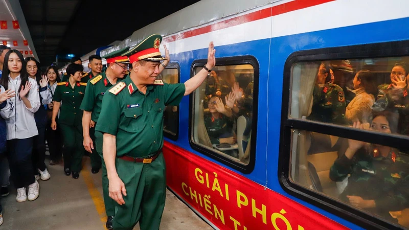 Thượng tướng Nguyễn Văn Nghĩa, Phó Tổng Tham mưu trưởng Quân đội nhân dân Việt Nam, Trưởng Tiểu ban Diễu binh, diễu hành Bộ Quốc phòng ra ga tiễn đoàn.