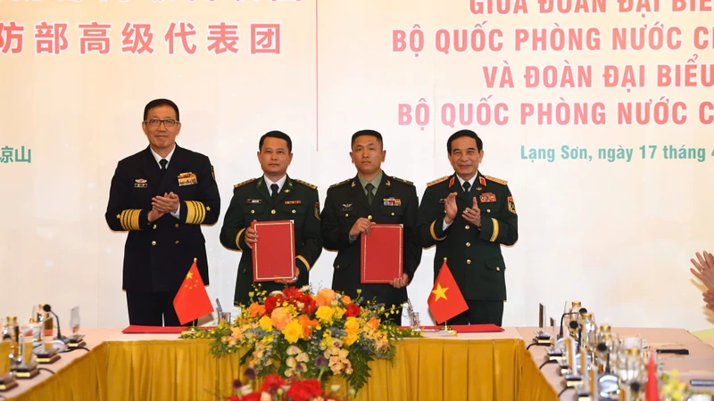 Đại tướng Phan Văn Giang, Ủy viên Bộ Chính trị, Phó Bí thư Quân ủy Trung ương, Bộ trưởng Quốc phòng và Thượng tướng Đổng Quân, Ủy viên Trung ương Đảng Cộng sản Trung Quốc, Bộ trưởng Quốc phòng Trung Quốc chứng kiến ký kết văn bản khung kết nghĩa giữa Đồn Biên phòng Cửa khẩu quốc tế Hữu Nghị, Bộ đội Biên phòng tỉnh Lạng Sơn, nước Cộng hòa xã hội chủ nghĩa Việt Nam và Trạm Hội ngộ hội đàm Bằng Tường, Bộ đội Biên phòng Khu tự trị dân tộc Choang Quảng Tây, nước Cộng hòa nhân dân Trung Hoa.