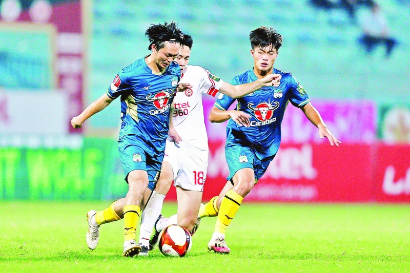 HAGL (áo xanh) phải đua trụ hạng sau giai đoạn 1 V.League 2023. Ảnh: Hiền Nguyễn