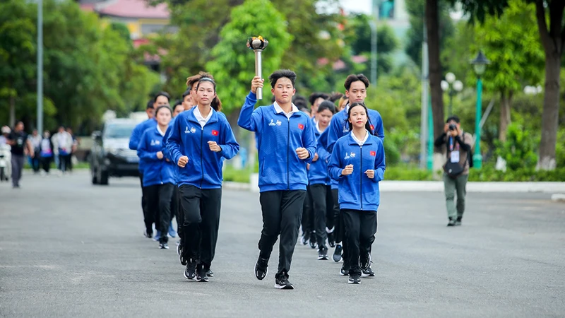 Lễ rước đuốc khai mạc Đại hội Thể thao học sinh Đông Nam Á 2024. (Ảnh: Văn Dũng)