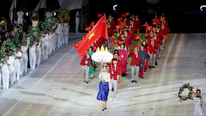 Đoàn thể thao Việt Nam diễu hành tại lễ khai mạc SEA Games 32. (Ảnh Hoàng Phạm)