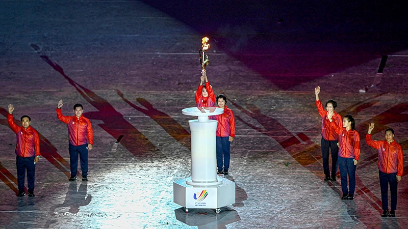 Thắp đuốc khai mạc SEA Games 31 tại Việt Nam. (Ảnh: Hoàng Quý)