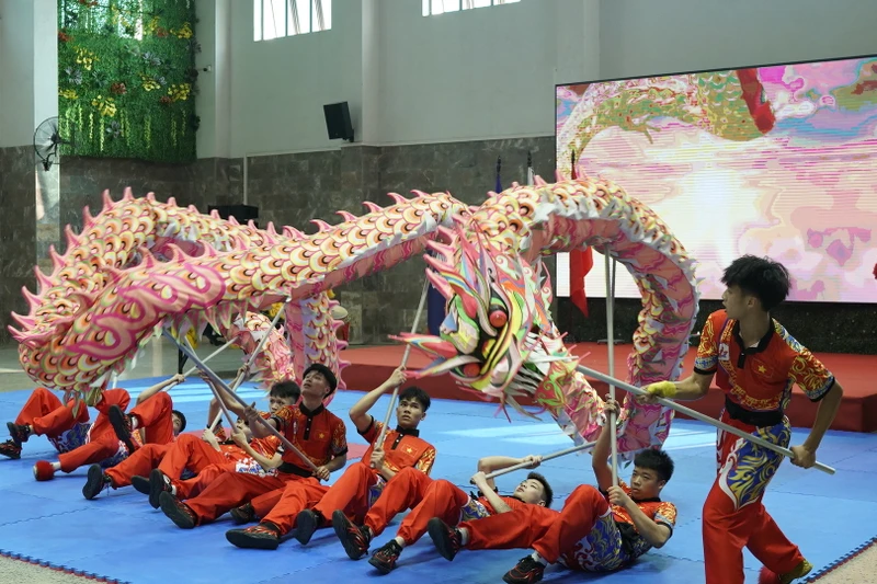 Màn biểu diễn múa rồng của học sinh trường IVS