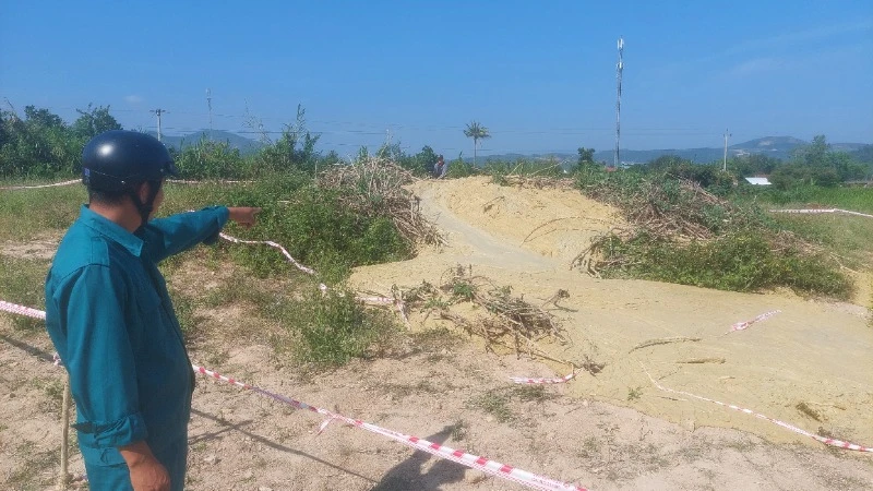 Lực lượng chức năng vẫn túc trực bảo vệ hiện trường, đảm bảo an toàn cho người dân trong khu vực và khách hiếu kỳ đến xem.