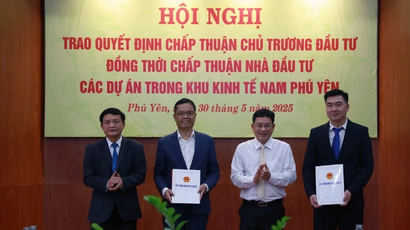 Lãnh đạo tỉnh Phú Yên trao quyết định chấp thuận chủ trương đầu tư, chấp thuận nhà đầu tư cho hai dự án.