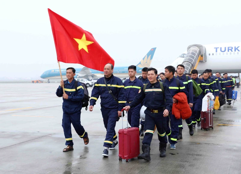Đoàn công tác Bộ Công an về đến sân bay Nội Bài.