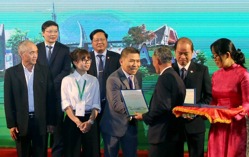 Chủ tịch UBND tỉnh Lâm Đồng Trần Văn Hiệp trao biên bản thỏa thuận hợp tác đầu tư trên địa bàn cho các doanh nghiệp.