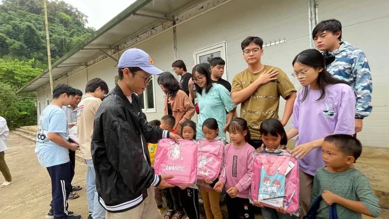 Tham gia những hoạt động thực tế giúp Nguyễn Nhật Minh thể hiện bản thân, giành các học bổng toàn phần tại Mỹ. (Ảnh: NVCC)
