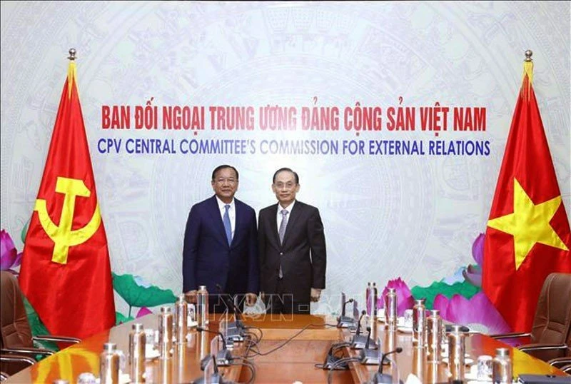 Đồng chí Lê Hoài Trung, Ủy viên Trung ương Đảng, Trưởng ban Đối ngoại Trung ương tiếp đồng chí Prak Sokhonn, Ủy viên Ban Thường vụ Trung ương CPP, Phó Thủ tướng, Bộ trưởng Ngoại giao và Hợp tác quốc tế Campuchia, Trưởng Ban Đối ngoại Trung ương CPP. (Ảnh: TTXVN)