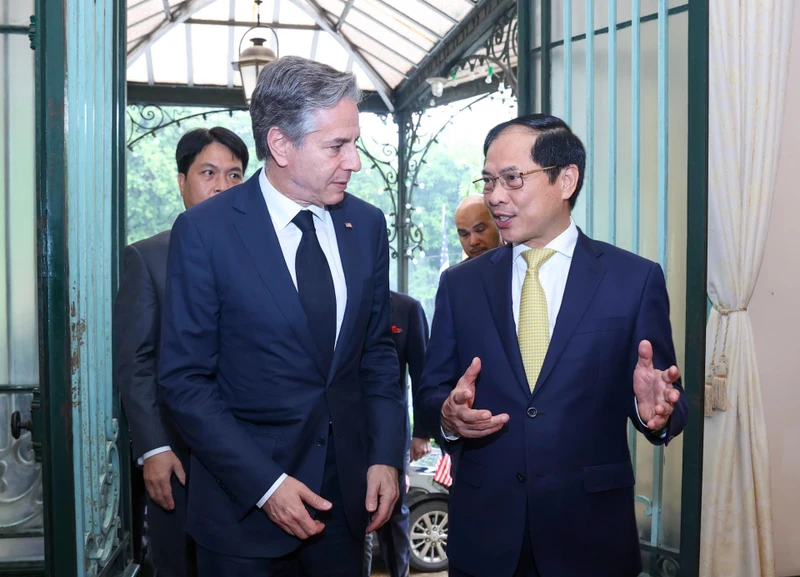 Bộ trưởng Ngoại giao Bùi Thanh Sơn đón Bộ trưởng Ngoại giao Hoa Kỳ Antony Blinken.