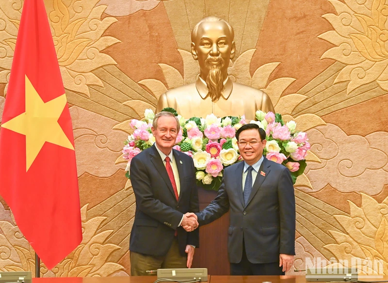 Chủ tịch Quốc hội Vương Đình Huệ và Thượng Nghị sĩ Mike Carpo, Trưởng Đoàn Nghị sĩ Quốc hội Hoa Kỳ tại buổi tiếp.
