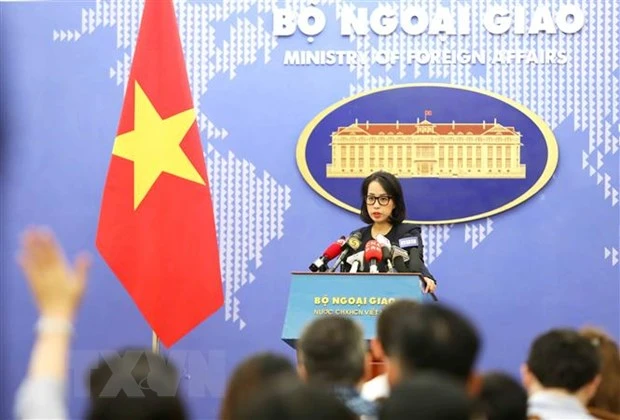 Người Phát ngôn Bộ Ngoại giao Phạm Thu Hằng trả lời câu hỏi của các phóng viên trong nước và quốc tế. (Ảnh: TTXVN)