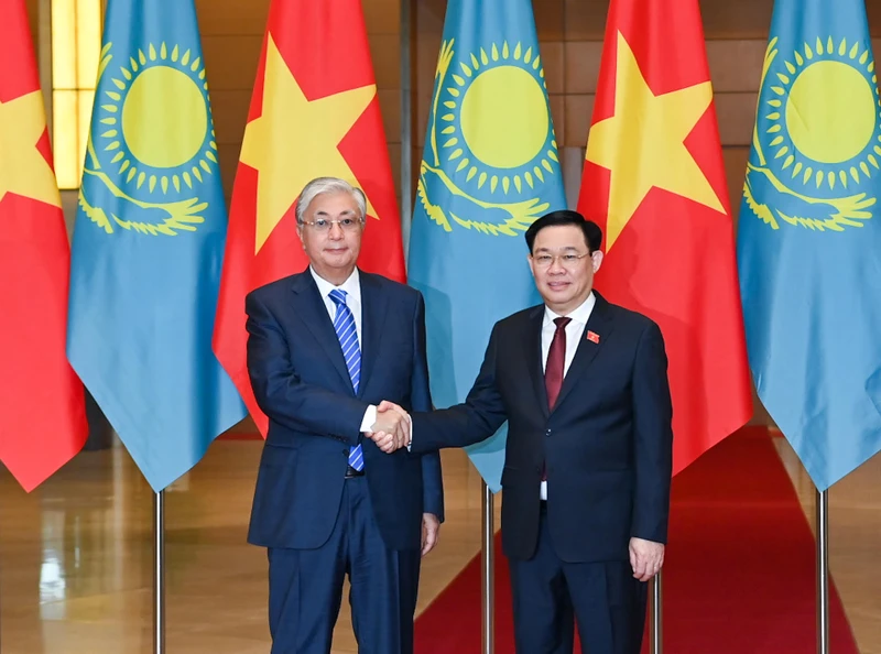 Chủ tịch Quốc hội Vương Đình Huệ và Tổng thống Cộng hòa Kazakhstan Kassym-Jomart Tokayev tại buổi hội kiến. (Ảnh Duy Linh)