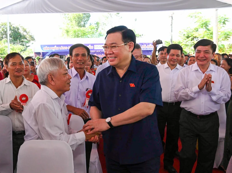 Chủ tịch Quốc hội Vương Đình Huệ với người dân Khu dân cư 10 tại Ngày hội Đại đoàn kết.