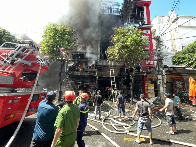 [Ảnh] Cháy lớn tại thành phố Buôn Ma Thuột, tỉnh Đắk Lắk