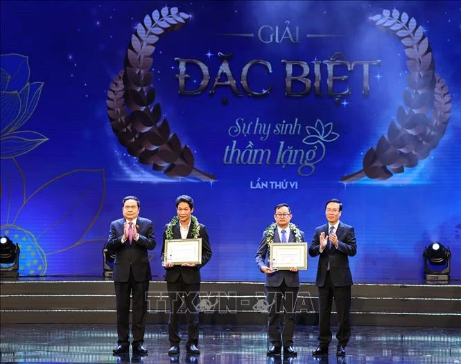 Chủ tịch nước Võ Văn Thưởng và Phó Chủ tịch Thường trực Quốc hội Trần Thanh Mẫn trao Giải Đặc biệt cho tác giả Ngô Anh Văn (Báo Sức khỏe & Đời sống) và trao chứng nhận cho nhân vật trong tác phẩm đoạt giải là bác sĩ Võ Thái Trung, Phó trưởng Khoa Chấn thương-Chỉnh hình (Bệnh viện đa khoa tỉnh Bình Dương. (Ảnh TTXVN)
