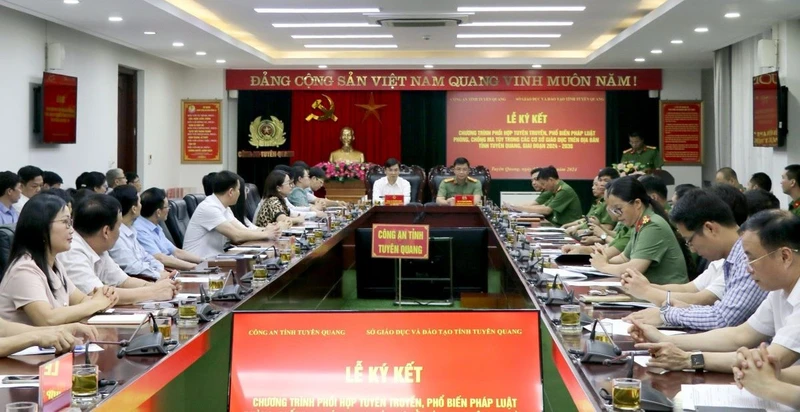 Các đại biểu dự lễ ký kết chương trình phối hợp tuyên truyền, phổ biến pháp luật phòng, chống ma túy trong các cơ sở giáo dục.