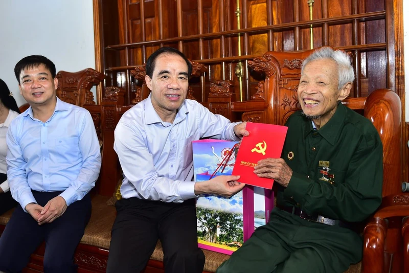 Đồng chí Chẩu Văn Lâm, Bí thư Tỉnh ủy Tuyên Quang tặng quà cụ Đào Minh Sằm, chiến sĩ Điện Biên, thôn Tân Trào, xã Hợp Hòa, huyện Sơn Dương.