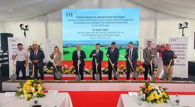 Các đại biểu thực hiện nghi thức khởi công Dự án Chăn nuôi bò sữa và chế biến sữa TH tại Primorsky Krai.