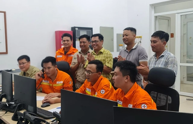 Niềm vui đóng điện thành công hạng mục mở rộng ngăn lộ tại Trạm biến áp 500kV Quảng Trạch.