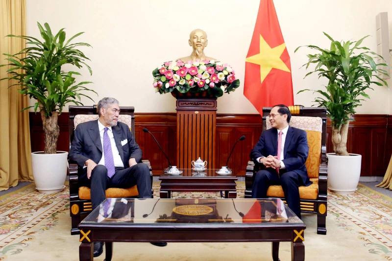 Bộ trưởng Ngoại giao Bùi Thanh Sơn tiếp Tổng Bí thư Đảng Phong trào cánh tả thống nhất, Bộ trưởng chính sách hội nhập khu vực nước Cộng Hòa Dominicana Miguel Mejia.
