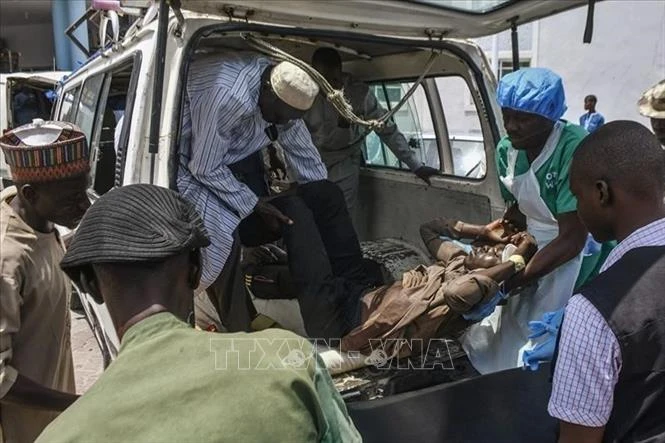 Chuyển nạn nhân bị thương trong vụ đánh bom liều chết tới bệnh viện ở Maiduguri, Nigeria. Ảnh tư liệu: Ahram/TTXVN.