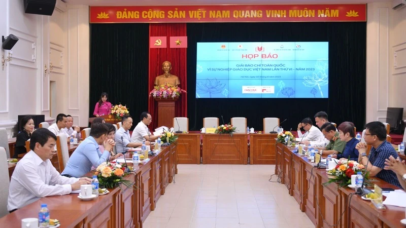 Các đại biểu tham dự buổi họp báo.