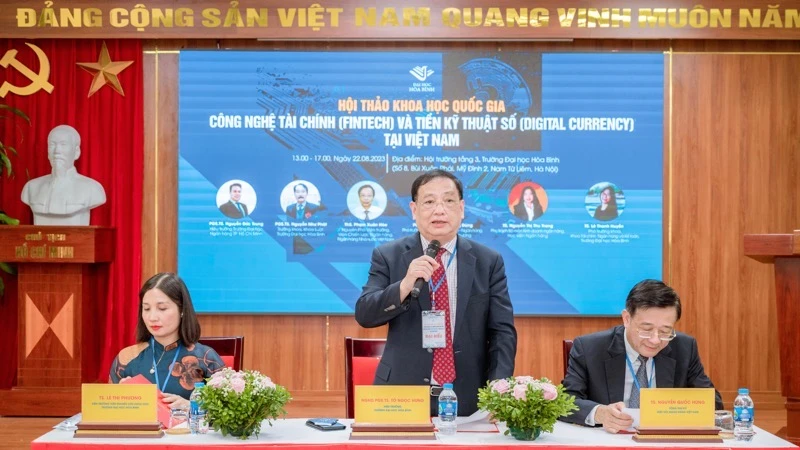 Hiệu trưởng Trường đại học Hòa Bình, PGS,TS Tô Ngọc Hưng phát biểu tại hội thảo.