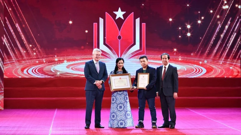 Bộ trưởng Giáo dục và Đào tạo Nguyễn Kim Sơn và Hiệu trưởng Trường Đại học Anh Quốc Việt Nam (BUV) Raymond Gordon trao giải cho tác giả đạt giải Đặc biệt.
