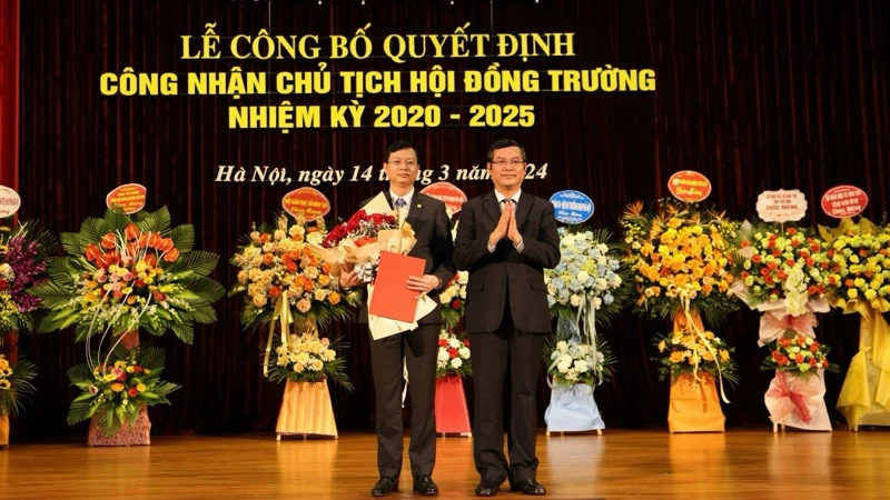 Thứ trưởng Giáo dục và Đào tạo Nguyễn Văn Phúc trao Quyết định bổ nhiệm Chủ tịch Hội đồng trường tới PGS, TS Nguyễn Văn Hiền. (Thanh Tùng)