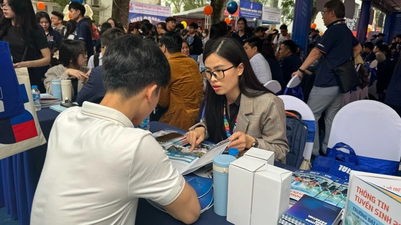 Thí sinh được tư vấn 1-1 tại gian tư vấn của các trường. 