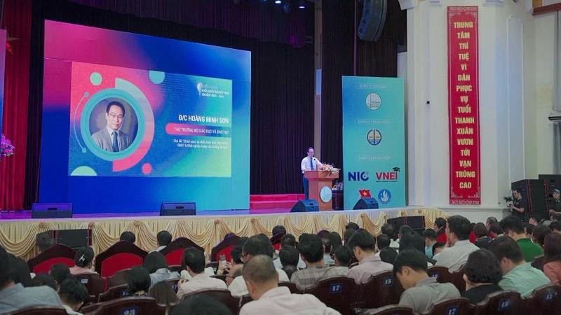 Thứ trưởng Giáo dục và Đào tạo Hoàng Minh Sơn phát biểu tại diễn đàn. 