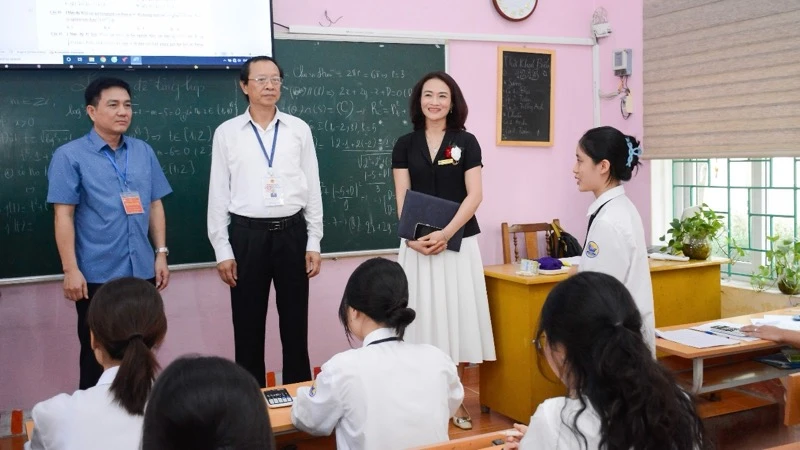 Thứ trưởng Giáo dục và Đào tạo Phạm Ngọc Thưởng động viên các em học sinh lớp 12 Trường trung học phổ thông Vĩnh Yên. 