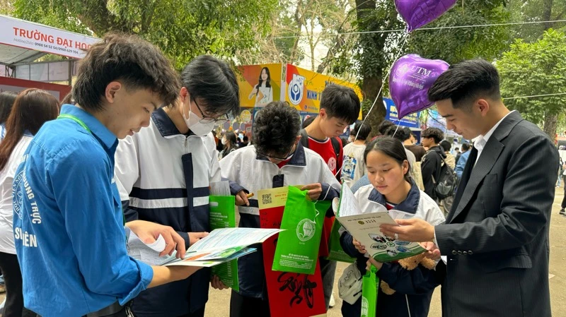 Học sinh tìm hiểu thông tin xét tuyển đại học tại Ngày hội tư vấn tuyển sinh-hướng nghiệp 2024.