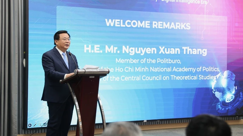 Đồng chí Nguyễn Xuân Thắng, Ủy viên Bộ Chính trị, Chủ tịch Hội đồng Lý luận Trung ương, Giám đốc Học viện Chính trị Quốc gia Hồ Chí Minh phát biểu ý kiến tại Hội thảo.
