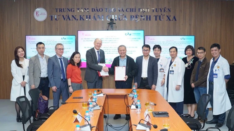 Lễ ký kết hợp tác giữa Trường đại học Y Dược (Đại học Quốc gia Hà Nội) và Đại học Clermont Auvergne. 