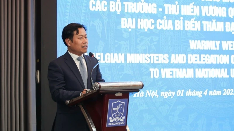 Giám đốc Đại học Quốc gia Hà Nội Lê Quân phát biểu ý kiến tại hội thảo. 