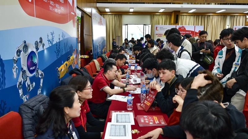 Các thầy giáo, cô giáo Đại học Bách khoa Hà Nội tư vấn tuyển sinh-hướng nghiệp cho học sinh. 