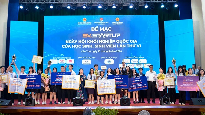 Trao thưởng các dự án đạt giải Nhất cuộc thi "Học sinh, sinh viên với ý tưởng khởi nghiệp" năm 2024. (Ảnh: MINH THU)