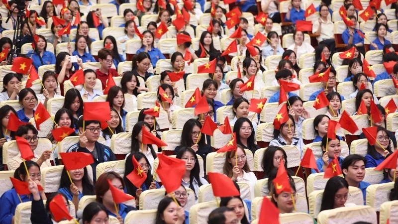 Chương trình là dịp để đoàn viên thanh niên Trường đại học Sư phạm Hà Nội ôn lại truyền thống lịch sử hào hùng của dân tộc. (Ảnh: THANH TÙNG)