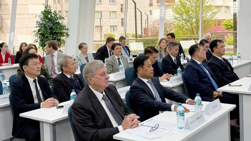 Giám đốc Đại học Quốc gia Hà Nội Lê Quân và Giám đốc học Quốc gia Quan hệ Quốc tế Moskva Anatoly Torkunov đồng chủ trì phiên khai mạc tại Moscow, Liên bang Nga. 