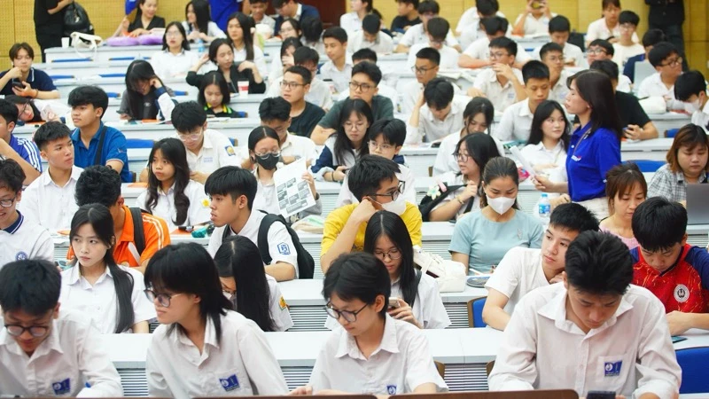 Hàng nghìn học sinh, phụ huynh tham gia chương trình tư vấn tuyển sinh, giải đáp thắc mắc mùa thi. 
