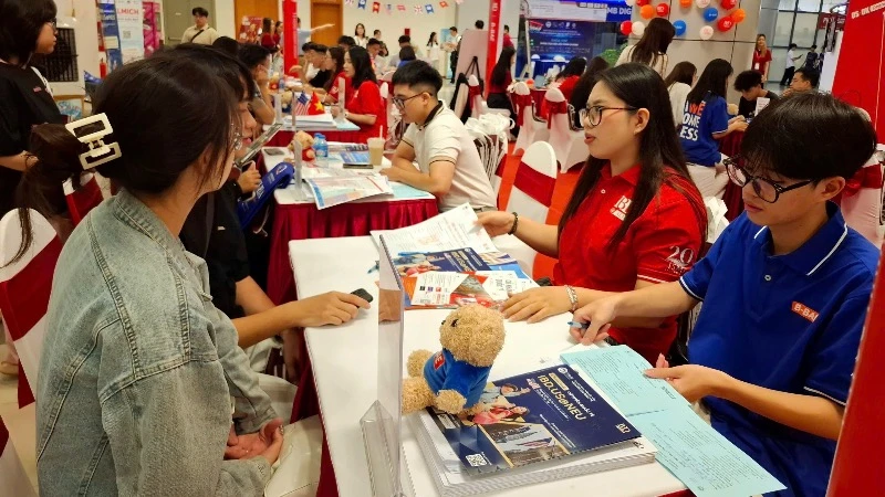 Học sinh tìm hiểu thông tin tại Đại học Kinh tế Quốc dân. (Ảnh: THÚY QUỲNH)
