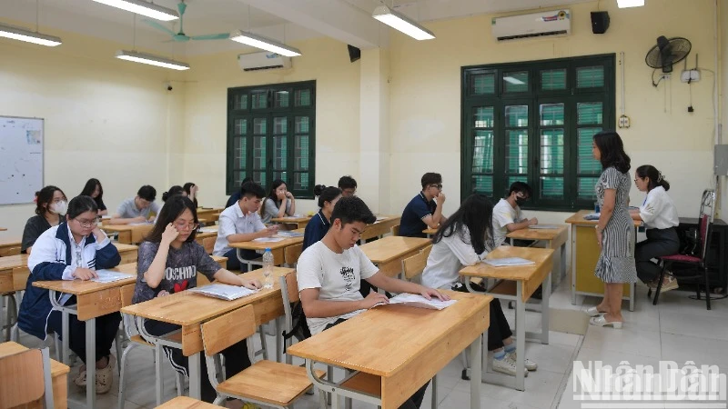 Thí sinh làm thủ tục thi tốt nghiệp trung học phổ thông năm 2024. (Ảnh THÀNH ĐẠT)