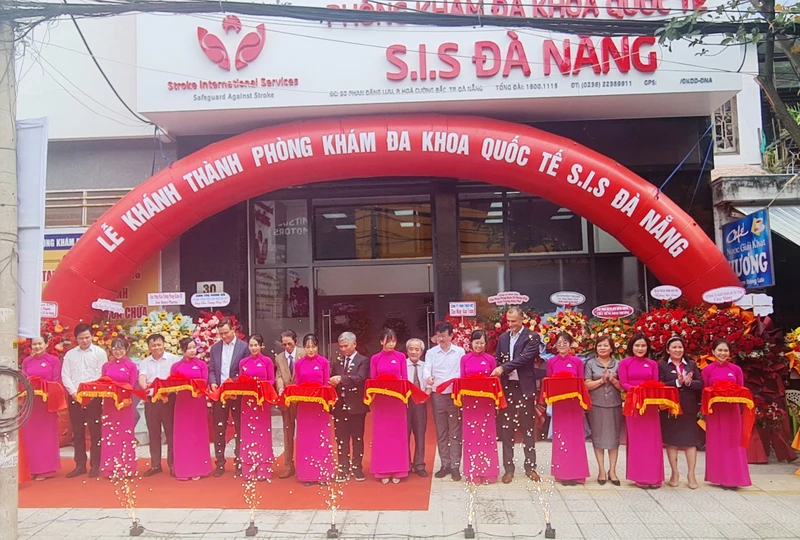 Các đại biểu cắt băng khánh thành và đưa vào sử dụng Phòng khám đa khoa quốc tế S.I.S Đà Nẵng.
