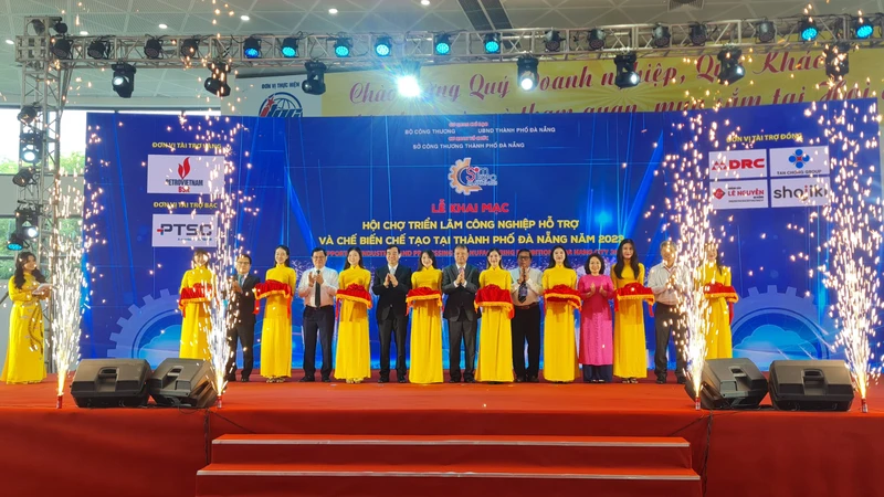 Cắt băng khai trương Hội chợ triển lãm công nghiệp hỗ trợ và chế biến chế tạo Đà Nẵng 2023.