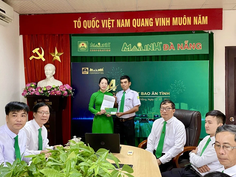 Lái xe Huỳnh Văn Đấu được lãnh đạo hãng Taxi Mai Linh Đà Nẵng tuyên dương, khen thưởng.