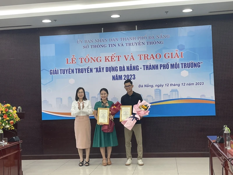 Trao giải nhất Giải tuyên truyền "Xây dựng Đà Nẵng - thành phố môi trường" năm 2023 cho hai tác giả. 