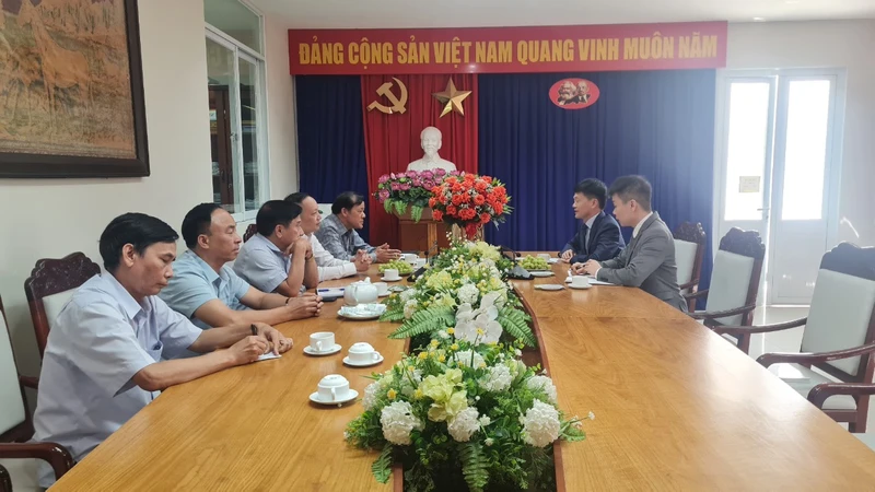Đồng chí Dương Thuận Phong, Phó Tổng Lãnh sự quán nước Cộng hòa Nhân dân Trung Hoa tại Đà Nẵng thăm, làm việc với lãnh đạo, phóng viên Cơ quan Thường trực Báo Nhân Dân tại thành phố Đà Nẵng.