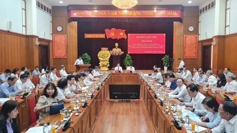 Quang cảnh buổi tọa đàm.